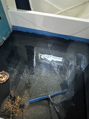 “Small space, big shimmer—this black epoxy floor turns every step into a sparkle moment.”