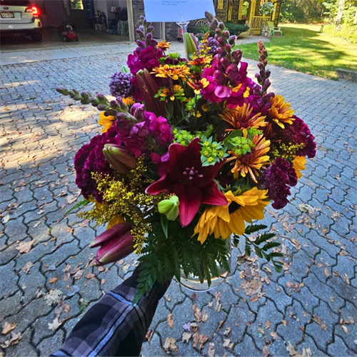 Seasonal arrangement delivery - Oct 2025 Seasonal arrangement delivery - Oct 2025