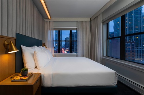 From stylish guest rooms to spacious suites, Hotel 55 Chicago Downtown offers 297 accommodations designed for both business and leisure travelers.