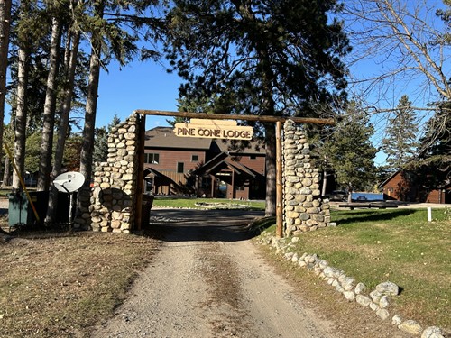 Gallery Image Entrance_and_new_lodge.jpg