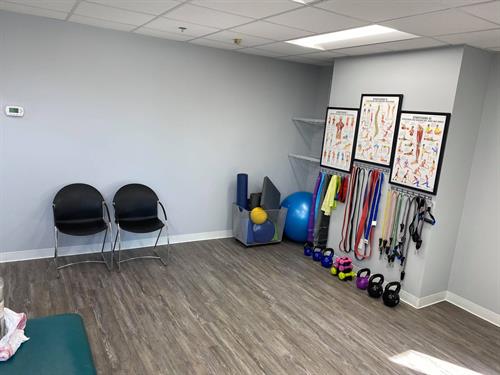 Gallery Image physical_therapy_room.jpg