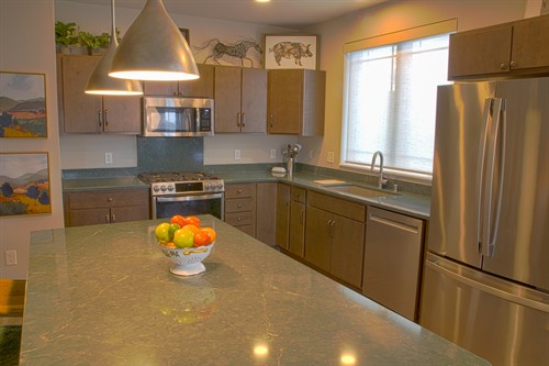 Jardin Emerald Quartz by Silestone