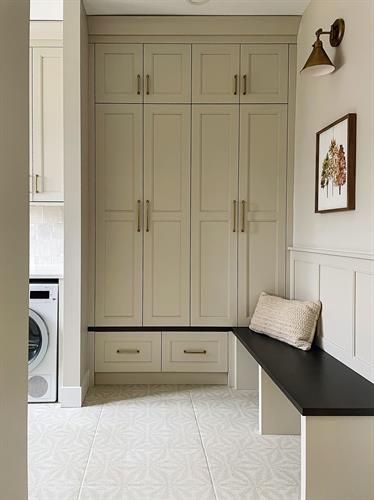 Neutral Cottage mudroom with lockers