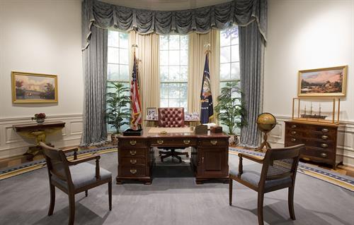 Gallery Image 1280px-Bush_Library_Oval_Office_Replica.jpg