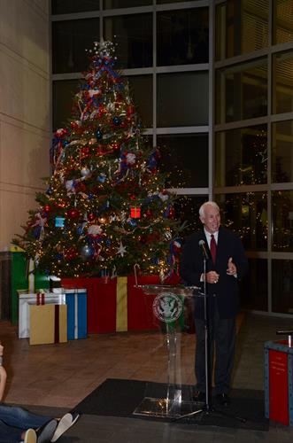 Gallery Image rc-slocum-former-head-football-coach-for-texas-am-made-remarks-after-lighting-the-bush-library-center-christmas-tree_8266319751_o_24591328819_o.jpg