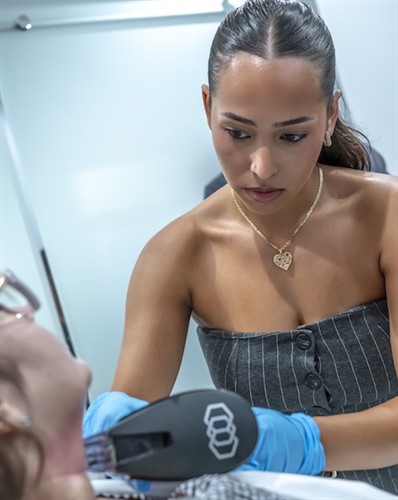 Kaitlyn using Morpheus on a patient