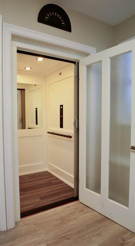 Shaker Cab w/Black fixtures and mirror