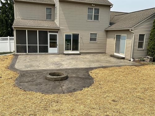 Gallery Image Light_gray_American_Flagstone_with_dark_gray_border_featuring_our_custom_built_firepit_colored_to_match(1).jpg