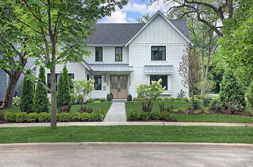Gallery Image front-elevation-modern-farmhouse-kenilworth-illinois-new-construction.jpg