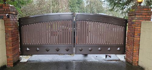 Aluminum driveway gate located in Rainier, WA 