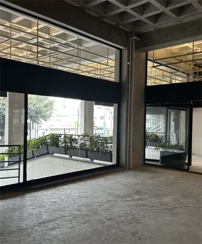 Commercial build-out with interior structure, MEP integration, ceiling systems and finish delivery completed on site. Designed and executed by ROCA.