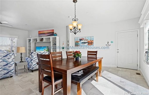 California Modular Houses. Pre fabricated homes.  Modular houses for California.  Casas modulares.  Coastal California.  Living and dining area with wooden dining table and chairs.