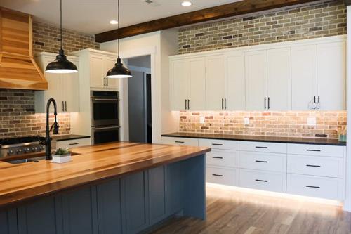 Modern European Frameless Kitchen Cabinets with LED Lighting in the Toe Kick