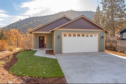Custom New Build Overlooking the Rogue River