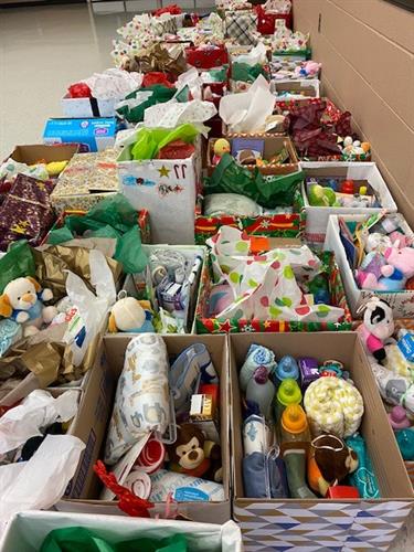 Families prepared holiday gift baskets for babies served by FFX County