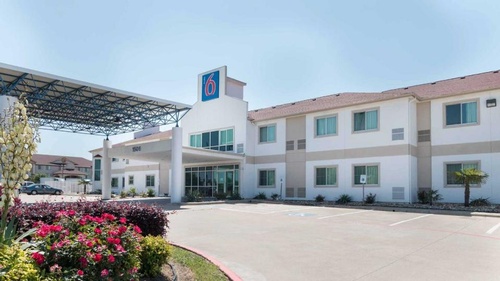 Gallery Image motel6-hillsbobro.jpg