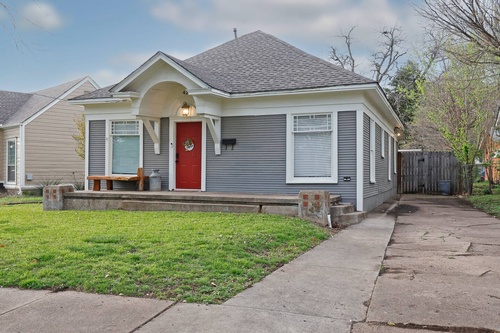 Gallery Image AirBnb-Hillsboro-Texas-Superhost-Historic-Short-Term-Rental%205.jpg