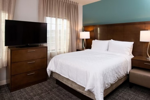 Gallery Image staybridge-suites-st3-ezgif.com-avif-to-jpg-converter%20(1).jpg