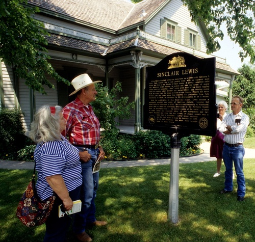 Gallery Image sinclairhome%20-%20people%20reading%20sign.jpg