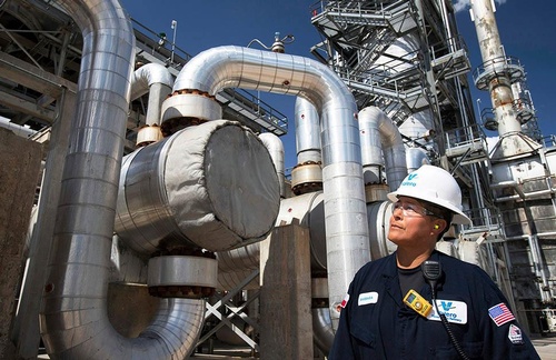Gallery Image three_rivers_refinery_employees_026_2018_imagegallery_970x360.jpg