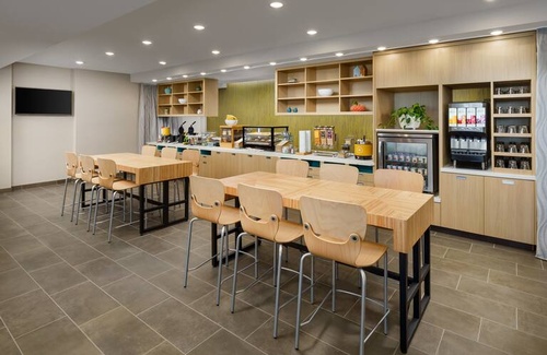 Gallery Image phxtsht-breakfast-seating_041225-041028.jpg