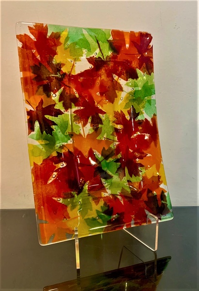 Gallery Image Prairie%20Isle%20Glass.%20Fused%20Glass.%20%20MapleLeaf%20Platter.%20S195.jpg