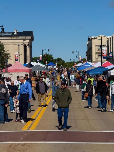 Gallery Image downtowngrandaffair_9.7.25%20(12).jpg