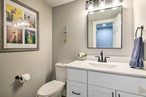 Gallery Image lakeshore%20bathroom.jpg