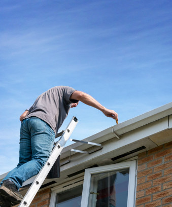 Gallery Image gutter-cleaning__FillWzMzOSw0MDhd.jpg