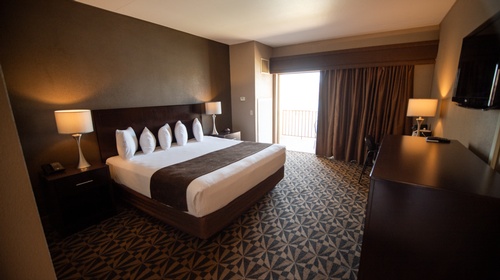 Gallery Image Hotel%20room%202%20bed-2.jpg