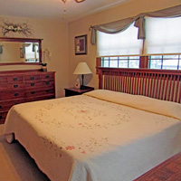 Gallery Image Crazy-Loon-Lodge-King-bed.jpg