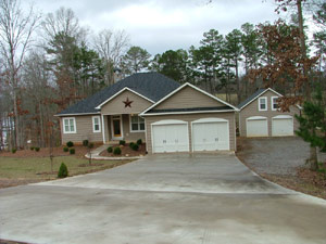 Luxury at Lake Nottley. 5 bedroom 3 bath with Hot Tub, Swimming Pool, and Game Room.
