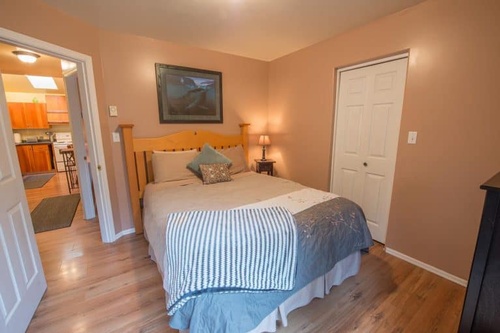Gallery Image standard-sized-bedroom-queen-bed_tofino_pacific_coast_retreats.jpg