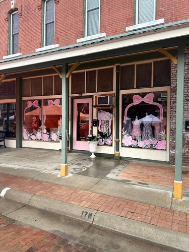 Gallery Image EG%20Boutique%20Photo%20-%20Storefront%2012.jpg