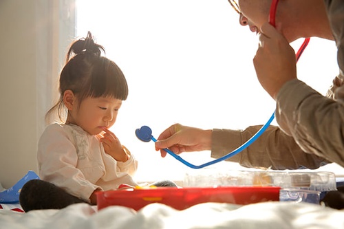 Gallery Image Celebration-of-life-parent-child-playing-doctor_lo_96dpi.jpg