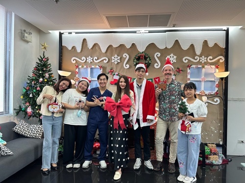 Gallery Image 16_Xmas%20AUA.jpg