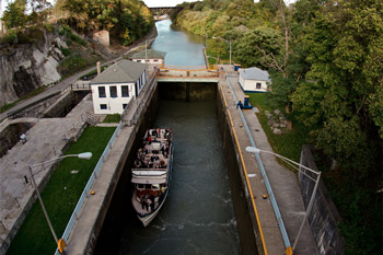 Gallery Image boat-in-canal-CROP.jpg