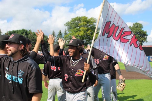 Gallery Image muckdogs%20players.jpg
