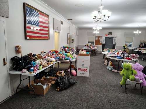 Gallery Image American%20Legion%20tots%20for%20tots%202_071026-091437.jpg