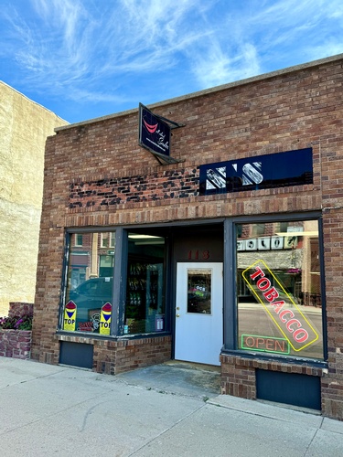 Pipestone Tobacco storefront downtown (118 W Main St) (photo by Erica Volkir)