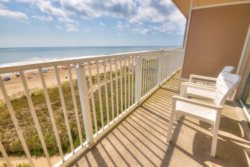 Gallery Image econolodge_49th_oceanfront-balcony.jpg