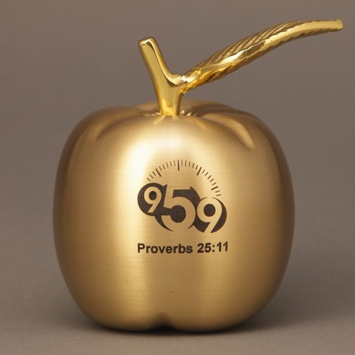 Gallery Image engraved-golden-brass-apple-paperweight-10DDU.jpg