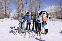 Bernard and Miss Kitty pose with Ski the Rails participants