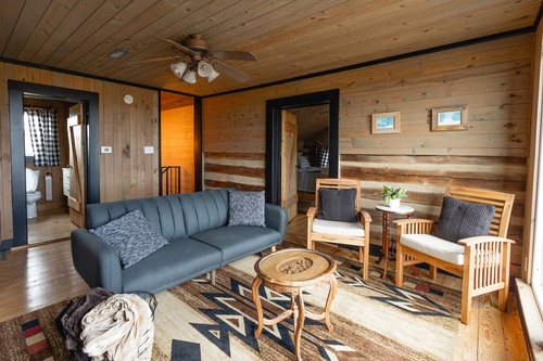 Book your stay or learn more about this cabin here: https://bit.ly/3hyy2gv